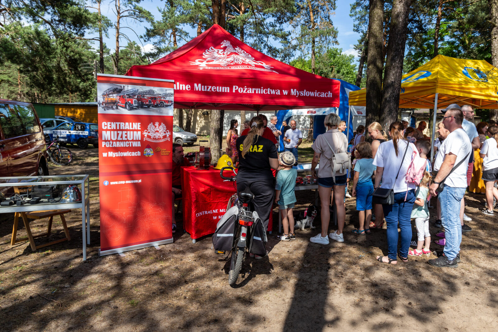 Stoisko CMP w Mysłowicach oraz odwiedzający.